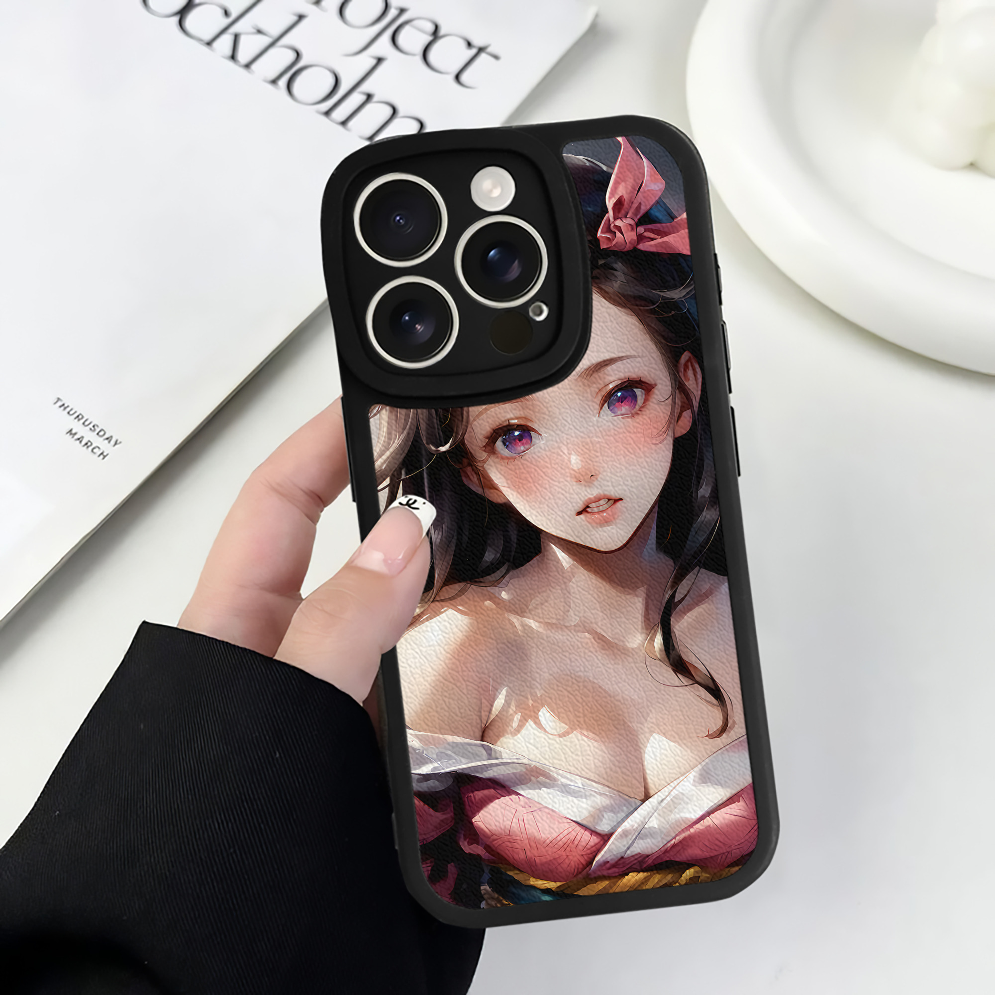 （画像用） 鬼滅の刃（きめつのやいば）竈門 禰󠄀豆子／かまど ねずこ Kamado Nezuko 【iPhone 16シリーズ対応】シリコンスマホケース（レザー調） 材質：シリコン